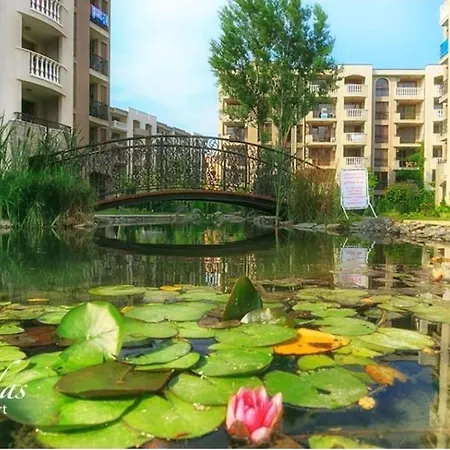 Cascadas Family Pool View דירה