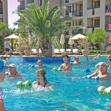 Cascadas Family Pool View דירה